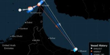ഹോർമുസ് കടലിടുക്കിൽ അസാധാരണ നീക്കം ; ഒമാൻ തീരം വഴി നീങ്ങി മൂന്ന് കൂറ്റൻ കപ്പലുകൾ