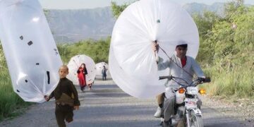 വീടിനുള്ളിൽ മിടിക്കുന്ന ‘മൊബൈൽ ബോംബുകൾ’; സിലിണ്ടറിന് പകരം ബലൂണിൽ ഗ്യാസ്, പാകിസ്താനിൽ ഞെട്ടിക്കുന്ന കാഴ്ച!