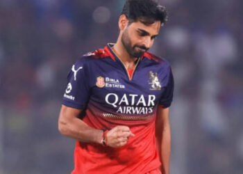 ചഹലിന് പിന്നാലെ ഭുവിയും; ചരിത്ര നേട്ടത്തിൽ ഇനി ബെംഗളൂരുവിന്റെ പേസ് കരുത്തും; ‘സ്വിംഗ് സുൽത്താന് കൈയടിച്ച് ആരാധകർ