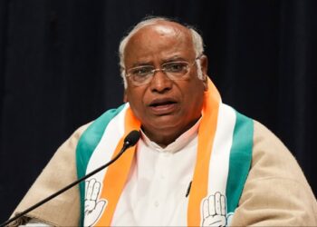 മോദിക്കെതിരായ ‘തീവ്രവാദി’ പരാമർശം ; മല്ലികാർജുൻ ഖാർഗെയ്ക്ക് നോട്ടീസ് അയച്ച് കേന്ദ്ര തിരഞ്ഞെടുപ്പ് കമ്മീഷൻ