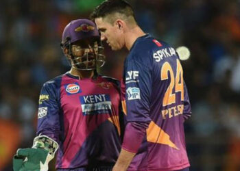 ഗോൾഫ് കളിയെക്കുറിച്ച് പറഞ്ഞ പീറ്റേഴ്സന് കിട്ടിയത് എട്ടിന്റെ പണി; ധോണിയുടെ ‘തഗ്’ മറുപടിയിൽ വീണുപോയ ഇംഗ്ലണ്ട് താരം; പൂനെ ജേഴ്സിയിൽ തലയുടെ മാസ്