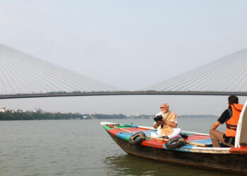 കൈയ്യിൽ ക്യാമറ, കണ്ണിൽ ബംഗാൾ; ഗംഗാതീരത്ത് മോദിയുടെ പുതിയ പ്രഭാതം; മെയ് 4-ന് വിധി മാറുമെന്ന് പ്രവചനം