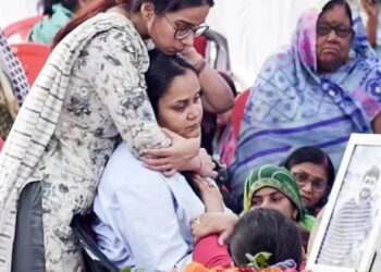 പാകിസ്താനെ ലോകരാഷ്ട്രങ്ങൾ ഒന്നടങ്കം ബഹിഷ്കരിക്കണം, എന്റെ ജീവിതം അവിടെ അവസാനിച്ചു’; പഹൽഗാം രക്തസാക്ഷിയുടെ ഭാര്യയുടെ  വാക്കുകൾ!