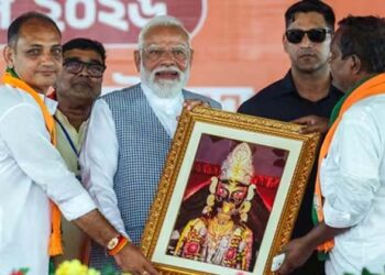 മാ കാളിയുടെ അനുഗ്രഹം, ഗുണ്ടകൾക്ക് അമിത് ഷായുടെ താക്കീത്; ബംഗാളിൽ കലാശക്കൊട്ടിൽ തീപ്പൊരി പടർത്തി മോദിയും ഷായും