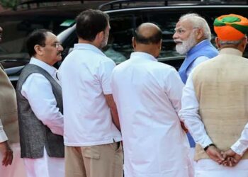 രാഷ്‌ട്രീയപ്പോരിനിടെ അപൂർവ സൗഹൃദക്കാഴ്ച; രാഹുലിനെ അരികിലേക്ക് വിളിച്ച് മോദി, പാർലമെന്റ് അങ്കണത്തിലെ ആ സംഭാഷണത്തിൽ കൗതുകം!