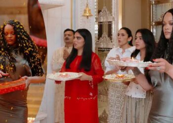 അംബാനി മന്ദിരത്തിൽ പൂജ നടത്തിയും പൂക്കൾ കൊണ്ട് ഹോളി കളിച്ചും റിഹാന; മുംബൈയിൽ തരംഗമായി പോപ്പ് ഗായിക; വീഡിയോ വൈറൽ