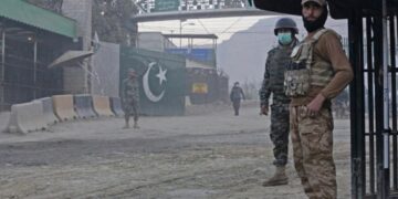 പാകിസ്താനിൽ പോലീസ് സ്റ്റേഷന് നേരെ ചാവേർ കാർ ബോംബ് ആക്രമണം ; 5 പേർ കൊല്ലപ്പെട്ടു