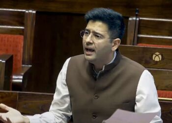 ‘പി ആർ വർക്ക് നിർത്ത്, സമൂസയെ കുറിച്ച് സംസാരിക്കാതെ ബിജെപിക്കെതിരെ സംസാരിക്ക്’ ; രാഘവ് ഛദ്ദയ്ക്ക് മറുപടിയുമായി ആം ആദ്മി പാർട്ടി