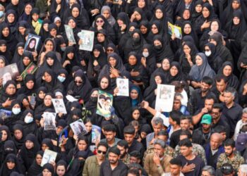 യുഎസ് ആക്രമണത്തെ പ്രതിരോധിക്കാൻ ‘മനുഷ്യച്ചങ്ങല’ തീർക്കാൻ ഒരുങ്ങി ഇറാൻ ; ഊർജ്ജ നിലയങ്ങൾക്കും ആണവ കേന്ദ്രങ്ങൾക്കും ചുറ്റും ജനങ്ങളെ അണിനിരത്താൻ പദ്ധതി