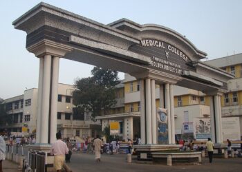 നമ്പർ വൺ കേരളത്തിൽ ഐസിയുവിൽ തുണികെട്ടി മറച്ച് ചികിത്സ; തിരുവനന്തപുരം മെഡിക്കൽ കോളേജിൽ കടുത്ത പ്രതിസന്ധി