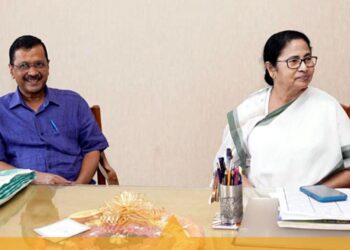 മമത ബാനർജിയെ ഫോണിൽ വിളിച്ച് അരവിന്ദ് കെജ്രിവാൾ ; തിരഞ്ഞെടുപ്പിൽ പൂർണ്ണ പിന്തുണ വാഗ്ദാനം