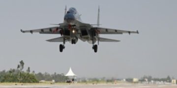 ദേശീയപാതയിൽ പറന്നിറങ്ങി ജഗ്വാർ യുദ്ധവിമാനങ്ങൾ ; പൂർവാഞ്ചൽ എക്സ്‌പ്രസ് വേയിൽ ഇന്ത്യൻ വ്യോമസേനയുടെ കരുത്തുറ്റ പ്രകടനം