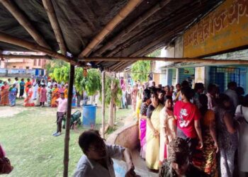 വോട്ട് ചെയ്യാൻ വന്ന ജനങ്ങൾക്ക് നേരെ ബോംബേറ് ; ബംഗാളിൽ ആദ്യഘട്ട വോട്ടെടുപ്പിനിടെ വ്യാപക അക്രമ സംഭവങ്ങൾ ; നിരവധി പേർക്ക് പരിക്ക്