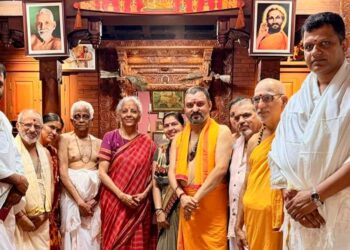 മൂകാംബിക ദേവിയെ തൊഴുത് ഗോപൂജയിൽ പങ്കെടുത്ത് നിർമ്മല സീതാരാമൻ ; നരസിംഹ അഡിഗയെ വീട്ടിലെത്തി കണ്ട് ആദരവർപ്പിച്ചു