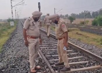 പഞ്ചാബിൽ റെയിൽവേ ട്രാക്കിൽ ബോംബ് സ്ഥാപിക്കുന്നതിനിടെ പൊട്ടിത്തെറിച്ച് ഒരാൾ മരിച്ചു ; ഒഴിവായത് വൻ ദുരന്തം