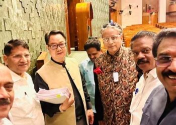 ‘കോൺഗ്രസ് സ്ത്രീവിരുദ്ധ പാർട്ടിയാണെന്ന് ശശി തരൂർ സമ്മതിച്ചു’; പാർലമെന്റിലെ രഹസ്യ സംഭാഷണം വെളിപ്പെടുത്തി കിരൺ റിജിജു