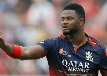 ഭാഗ്യം കൊണ്ട് മാത്രം ഇലവനിൽ; ഷെപ്പേർഡ് ആർസിബിയുടെ വീക്ക് ലിങ്ക്; ആഞ്ഞടിച്ച് കൃഷ്ണമാചാരി ശ്രീകാന്ത്