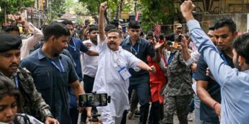 ഭബാനിപൂരിൽ റെക്കോർഡ് പോളിംഗ് ;മമതയും സുവേന്ദുവും നേർക്കുനേർ; മമതയുടെ സിംഹാസനം ഇളകുമോ ?