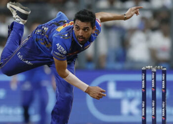 താക്കൂറും ചാഹറും ഒന്നിച്ച് പന്തെറിയാൻ വന്നാൽ മുംബൈ കളി തോൽക്കും; വമ്പൻ അഴിച്ചുപണിക്ക് നിർദ്ദേശിച്ച് മുൻ ഇന്ത്യൻ നായകൻ