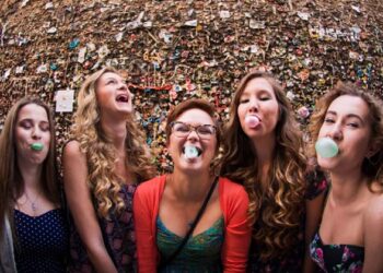 ചവച്ചുതുപ്പിയ ബബിൾഗം കാണാൻ ആളുകൾ പണം മുടക്കുമോ?അറപ്പോ അതോ അത്ഭുതമോ?|The Bubblegum Alley