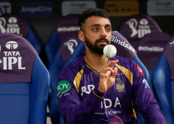 കരയാത്തവർ ആരുമില്ല, വിജയത്തിന് പിന്നാലെ കൊൽക്കത്ത ക്യാമ്പിൽ വൈകാരിക രംഗങ്ങൾ; തോൽവികൾക്ക് അന്ത്യമിട്ടത്തിന് പിന്നാലെ വരുൺ ചക്രവർത്തി