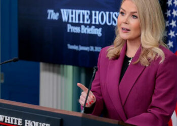 പ്രവചനം പോലെ വെടിയൊച്ച; കരോലിൻ ലീവിറ്റിന്റെ വാക്കുകൾക്ക് പിന്നാലെ ട്രംപിന് നേരെ വധശ്രമം, അമേരിക്കയിൽ ഭീതിയുടെ നിമിഷങ്ങൾ