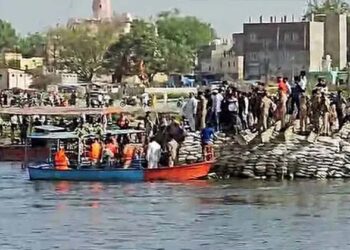 യമുനയിൽ നടുക്കുന്ന ബോട്ടപകടം; തീർത്ഥാടകർ സഞ്ചരിച്ച ബോട്ട് മുങ്ങി 10 മരണം, നിരവധി പേരെ കാണാതായി; രക്ഷാപ്രവർത്തനം തുടരുന്നു