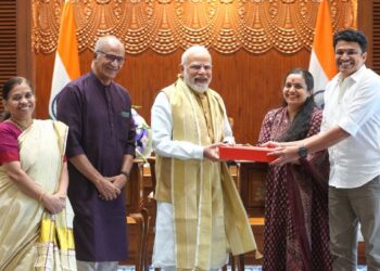 പ്രധാനമന്ത്രിയുമായി കൂടിക്കാഴ്ച നടത്തി സദാനന്ദൻ മാസ്റ്ററും കുടുംബവും ; മകളുടെ വിവാഹത്തിന് അനുഗ്രഹങ്ങളുമായ് മോദി