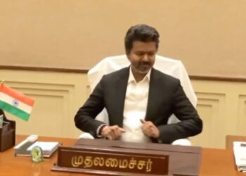 200 യൂണിറ്റ് വരെ സൗജന്യ വൈദ്യുതി, പ്രത്യേക ​സ്ത്രീ സുരക്ഷാ സേന, ലഹരി വിരുദ്ധ യൂണിറ്റ് ; സെക്രട്ടേറിയറ്റിലെത്തി ആദ്യ ഫയലുകളിൽ ഒപ്പിട്ട് വിജയ്