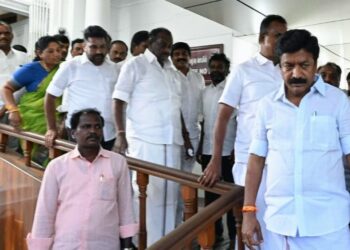 എഐഎഡിഎംകെയിൽ തമ്മിലടി, പിളർപ്പ് ; എടപ്പാടിയെ മാറ്റണമെന്ന് ആവശ്യം; വിജയ് സർക്കാരിന് പിന്തുണ നൽകി വിമത വിഭാഗം
