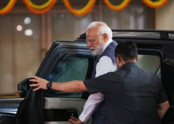 മാതൃകയായി പ്രധാനമന്ത്രി ; വാഹനവ്യൂഹം പകുതിയായി കുറച്ചു; ഇലക്ട്രിക് വാഹനങ്ങൾക്ക് മുൻഗണന