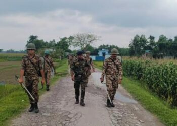 ഞങ്ങളുടെ ഭൂമിയും എടുത്തോളൂ, അതിർത്തിയിലെ സുരക്ഷയാണ് പ്രധാനം ; ബംഗ്ലാദേശ് അതിർത്തിയിൽ വേലി കെട്ടാൻ ബിഎസ്എഫിന് സ്വന്തം ഭൂമി സൗജന്യമായി നൽകി ഗ്രാമീണർ