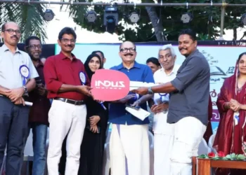 ഇങ്ങനെയുമുണ്ടോ ഒരു ഗുരുദക്ഷിണ! സ്കൂളിനെ ഒന്നാമതാക്കിയ പ്രഥമാധ്യാപകന് നാട്ടുകാർ നൽകിയത് 13 ലക്ഷത്തിന്റെ ആഡംബര കാർ!
