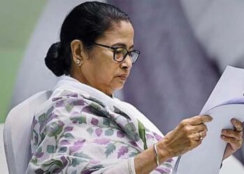 ‘ഈ കണക്കുകൾ വ്യാജം, സൂര്യൻ അസ്തമിക്കും വരെ കാത്തിരിക്കൂ’; ബംഗാളിൽ പതറി മമത, അട്ടിമറി ആരോപിച്ച് ദീദി..