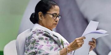 ‘ഈ കണക്കുകൾ വ്യാജം, സൂര്യൻ അസ്തമിക്കും വരെ കാത്തിരിക്കൂ’; ബംഗാളിൽ പതറി മമത, അട്ടിമറി ആരോപിച്ച് ദീദി..
