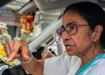 തോൽവി സമ്മതിക്കാതെ മമതയുടെ ‘അടി’ നാടകം! വയറ്റിൽ ചവിട്ടി പുറത്താക്കിയെന്ന് ആരോപണം; കേന്ദ്ര സേനയെ പഴിചാരി ദീദി, പരിഹാസവുമായി ബിജെപി