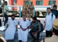 ‘കസേരയുമില്ല, കരിമ്പൂച്ചകളുമില്ല; റെയിൽവേ സ്റ്റേഷനിലെ സ്റ്റീൽ ബെഞ്ചിൽ ട്രെയിൻ കാത്ത് പിണറായി’; അധികാരം പോയതോടെ മാറിയ കാഴ്ചകൾ ട്രോളി സോഷ്യൽ മീഡിയ!
