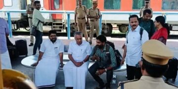 ‘കസേരയുമില്ല, കരിമ്പൂച്ചകളുമില്ല; റെയിൽവേ സ്റ്റേഷനിലെ സ്റ്റീൽ ബെഞ്ചിൽ ട്രെയിൻ കാത്ത് പിണറായി’; അധികാരം പോയതോടെ മാറിയ കാഴ്ചകൾ ട്രോളി സോഷ്യൽ മീഡിയ!