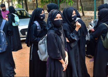 വിദ്യാഭ്യാസ സ്ഥാപനങ്ങളിൽ ഹിജാബ് നിരോധിച്ച ഉത്തരവ് റദ്ദാക്കി കർണാടക സർക്കാർ ; എല്ലാ മതപരമായ ചിഹ്നങ്ങളും പ്രദർശിപ്പിക്കാൻ അനുവാദം