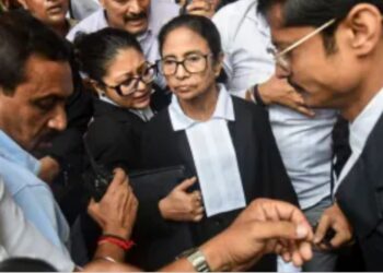 വീണ്ടും വക്കീൽ കുപ്പായമണിഞ്ഞ മമതാ ബാനർജിക്ക് മുട്ടൻ പണി ; വിശദീകരണം തേടി ബാർ കൗൺസിൽ ഓഫ് ഇന്ത്യ ; എൻറോൾമെന്റ് സ്റ്റാറ്റസ് പരിശോധിക്കാൻ ഉത്തരവ്