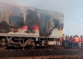 ട്രെയിൻ തീപിടുത്തങ്ങൾക്ക് പിന്നിൽ ആസൂത്രിതമായ അട്ടിമറിശ്രമങ്ങളെന്ന് സൂചന ; പ്രാഥമിക റിപ്പോർട്ടുമായി റെയിൽവേ