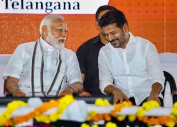പ്രധാനമന്ത്രിയുടെ ആഹ്വാനം ഏറ്റെടുത്ത് രേവന്ത് റെഡ്ഡി ; ഔദ്യോഗിക വാഹനവ്യൂഹം വെട്ടിക്കുറച്ചു ; തീരുമാനം ഗവർണറുടെ നടപടിക്ക് പിന്നാലെ