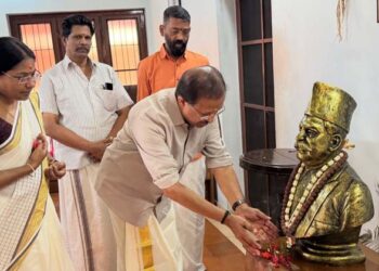 വിജയത്തിന് പിന്നിൽ സംഘശിക്ഷണം; ആർഎസ്എസ് കാര്യാലയത്തിലെത്തി വി. മുരളീധരൻ, ഈ വിജയം ബലിദാനികൾക്കും സ്വയംസേവകർക്കും സമർപ്പിക്കുന്നു!