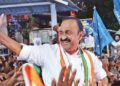 പട നയിച്ചവൻ നയിക്കട്ടെ, സതീശനായി പടയൊരുക്കം; കെപിസിസി വിലക്ക് കാറ്റിൽ പറത്തി ഗ്രൂപ്പ് പോര് തെരുവിലേക്ക്