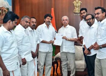 ദളപതി ഇനി തമിഴകത്തിന്റെ മുഖ്യമന്ത്രി? സത്യപ്രതിജ്ഞ നാളെ; ഗവർണറെ കണ്ട് വിജയ്, പിന്തുണയുമായി കോൺഗ്രസ്; സ്റ്റാലിൻ രാജിവെച്ചു