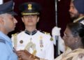 ആകാശത്തെ കൊടുങ്കാറ്റുകളെ തോൽപ്പിച്ച ധീരത; സ്ക്വാഡ്രൻ ലീഡർ ആർഷ് വീർ സിംഗ് താക്കൂറിന് വീരചക്ര സമ്മാനിച്ച് രാഷ്ട്രപതി