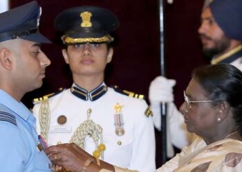 ആകാശത്തെ കൊടുങ്കാറ്റുകളെ തോൽപ്പിച്ച ധീരത; സ്ക്വാഡ്രൻ ലീഡർ ആർഷ് വീർ സിംഗ് താക്കൂറിന് വീരചക്ര സമ്മാനിച്ച് രാഷ്ട്രപതി