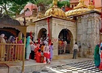 ചിന്ത്പൂർണി ഭഗവതി: അമ്മയുടെ പാദങ്ങളിലെ ചുവന്ന പട്ടുതുണിയും മാറുന്ന മനസ്സിന്റെ ഭാരങ്ങളും