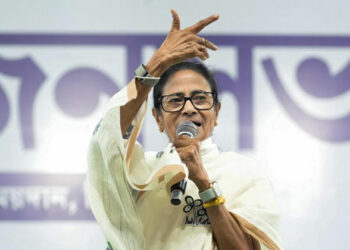 തൃണമൂൽ കോൺഗ്രസിൽ വൻ പ്രതിസന്ധി; എല്ലാ കമ്മിറ്റികളും പിരിച്ചുവിട്ടു; മമതയുടെ നീക്കം പിളർപ്പ് ഭയന്ന്