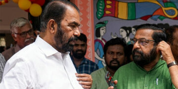 കട്ടേല സ്കൂളിൽ മിഠായി കൊടുക്കാനെത്തിയ വി. ശിവൻകുട്ടിക്കും കടകംപള്ളിക്കും പറ്റിയത് വമ്പൻ അമളി; നിയമം അറിയാതെ ചെന്ന് നാണം കെട്ട് മടങ്ങി; സംഭവം ഇങ്ങനെ